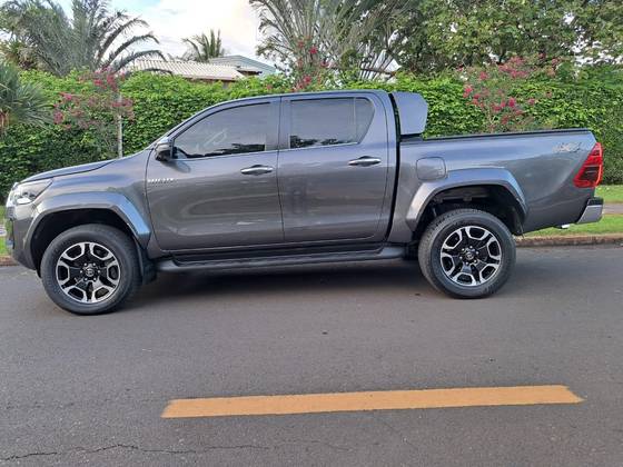 TOYOTA HILUX 2.8 D-4D TURBO DIESEL CD SRX PLUS 4X4 AUTOMÁTICO